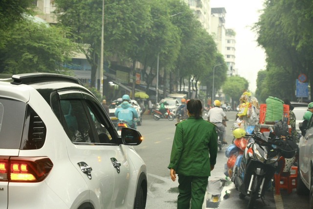 Thu phí ô tô đỗ ở lòng đường: Chưa hết khó- Ảnh 1.