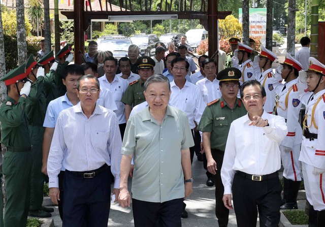 Chủ tịch nước Tô Lâm đến dâng hương tại Di tích Quốc gia đặc biệt Khu lưu niệm Chủ tịch Tôn Đức Thắng Ảnh: TTXVN