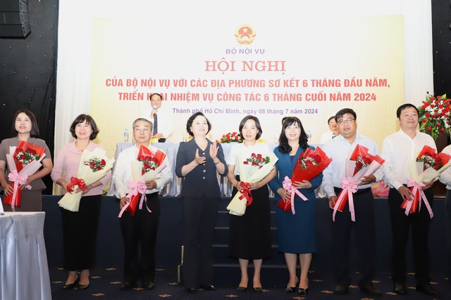 Tại hội nghị, Bộ trưởng Bộ Nội vụ Phạm Thị Thanh Trà tặng hoa chúc mừng tân giám đốc Sở Nội vụ các địa phương