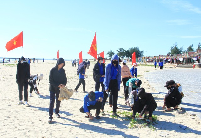 Tặng cờ Tổ quốc cùng nhiều suất quà tại chương trình Tuổi trẻ với biển, đảo quê hương- Ảnh 8.