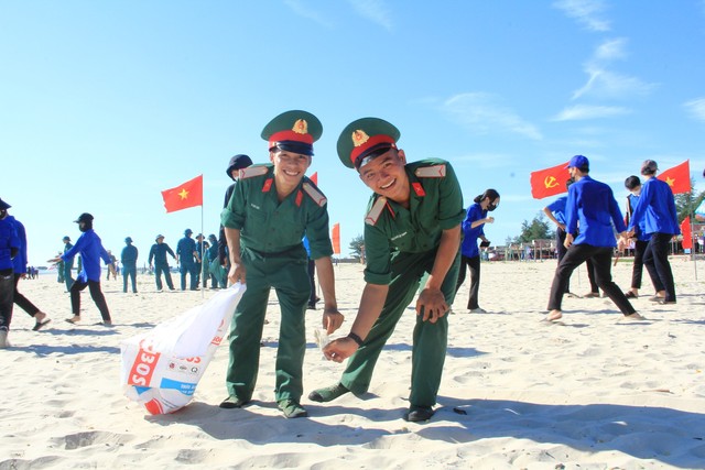 Tặng cờ Tổ quốc cùng nhiều suất quà tại chương trình "Tuổi trẻ với biển, đảo quê hương"- Ảnh 10.