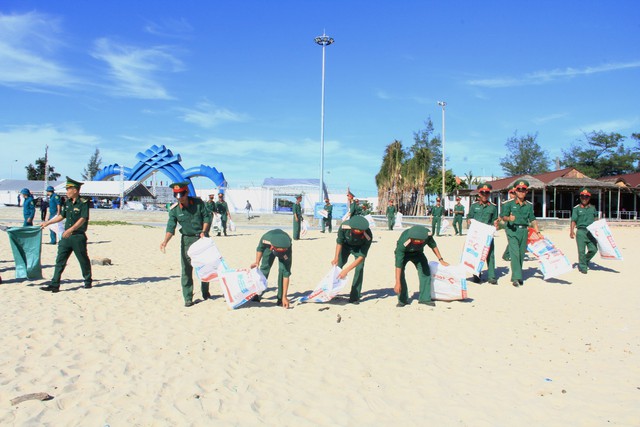 Tặng cờ Tổ quốc cùng nhiều suất quà tại chương trình Tuổi trẻ với biển, đảo quê hương- Ảnh 9.