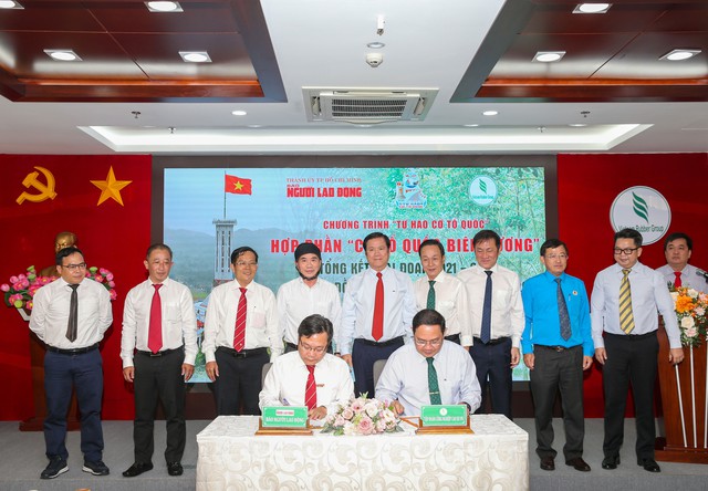 Báo Người Lao Động và Tập đoàn Công nghiệp cao su Việt Nam ký kết đồng hành giai đoạn 2024-2026. Ảnh: HOÀNG TRIỀU