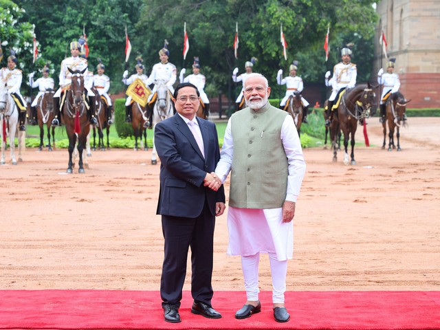 Thủ tướng Phạm Minh Chính và Thủ tướng Ấn Độ Narendra Modi tại lễ đón chính thức. Ảnh: NHẬT BẮC