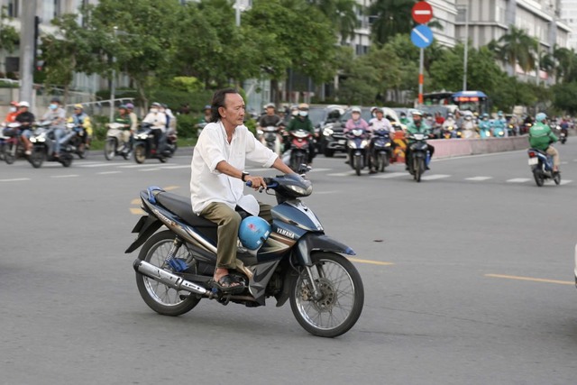 Hình ảnh giao thông lộn xộn tại nút giao Nguyễn Hữu Thọ- Nguyễn Thị Thập- Ảnh 9.