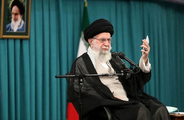 Lãnh tụ tối cao Iran Ali Khamenei phát biểu trong cuộc trao đổi với các chỉ huy và thành viên của Lực lượng Vệ binh cách mạng Hồi giáo Iran vào tháng 8-2023. Ảnh: Reuters