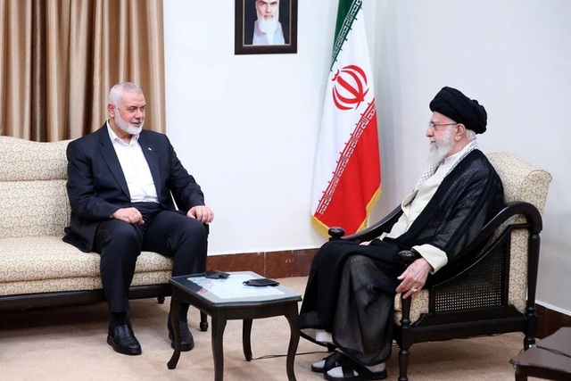 Thủ lĩnh Hamas Ismail Haniyeh gặp lãnh tụ tối cao Iran Ali Khamenei tại Tehran ngày 30-7. Ảnh: Reuters