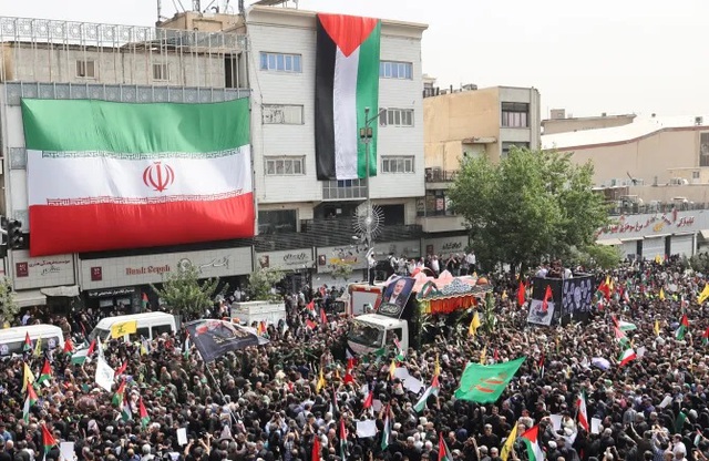 Hàng ngàn người Iran xuống đường đưa tang thủ lĩnh Hamas tại Tehran ngày 1-8. Ảnh: Reuters