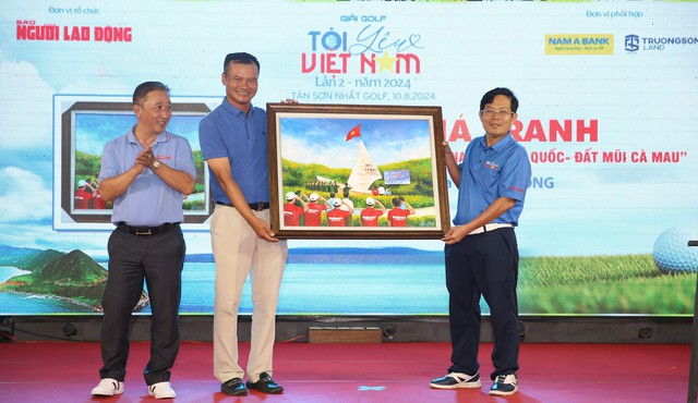 Doanh nhân - golfer Nguyễn Tuấn Anh (thứ hai từ trái sang) đấu giá thành công bức tranh với giá 110 triệu đồng. Ảnh: HOÀNG TRIỀU