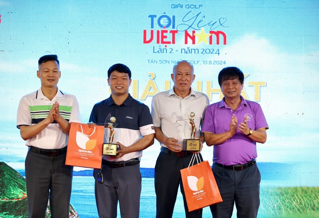 Trao giải cho các golfer Ảnh: HOÀNG TRIỀU