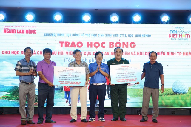 Trao tặng phần đóng góp cho Hội cựu Công an nhân dân và Hội cựu Chiến binh TP HCM