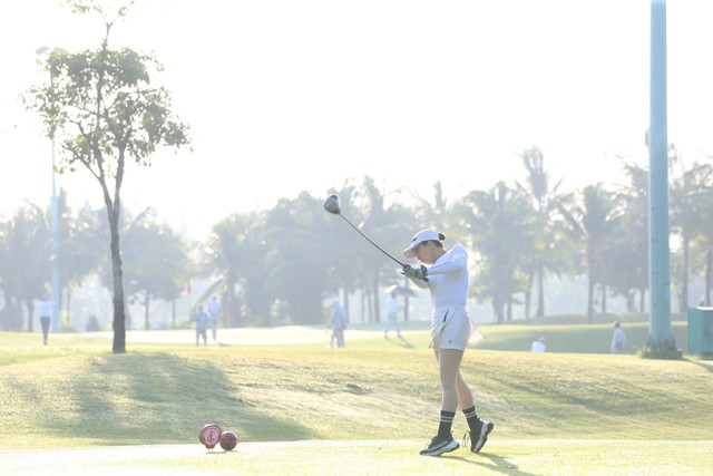 Cú swing mạnh mẽ của một nữ golfer