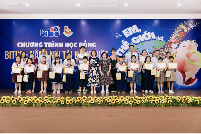 Một doanh nghiệp trao 1,5 tỉ đồng học bổng cho con cán bộ nhân viên- Ảnh 1.