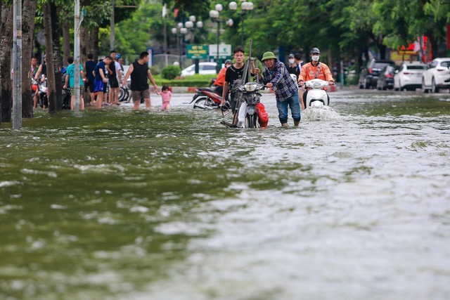 Miền Bắc mưa rất to, kéo dài nhiều ngày- Ảnh 1.