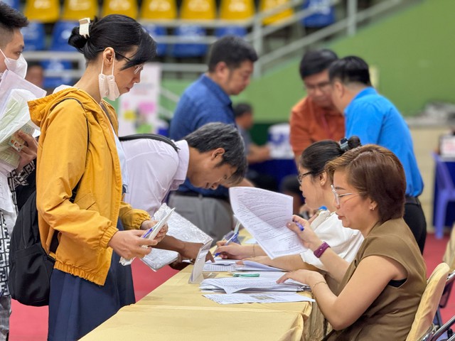 Người lao động làm thủ tục hưởng trợ cấp thất nghiệp tại TP HCM Ảnh: HUỲNH NHƯ