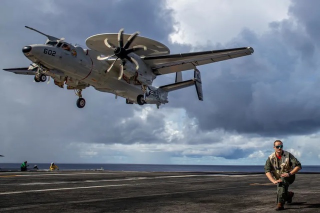 USS Abraham Lincoln sẽ tới Trung Đông để thay thế cho tàu sân bay Theodore Roosevelt. Ảnh: Reuters