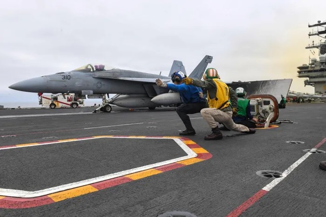 Tiêm kích F/A-18E Super Hornet đang chuẩn bị cất cánh trên tàu sân bay Abraham Lincoln. Ảnh: Defence Talk.