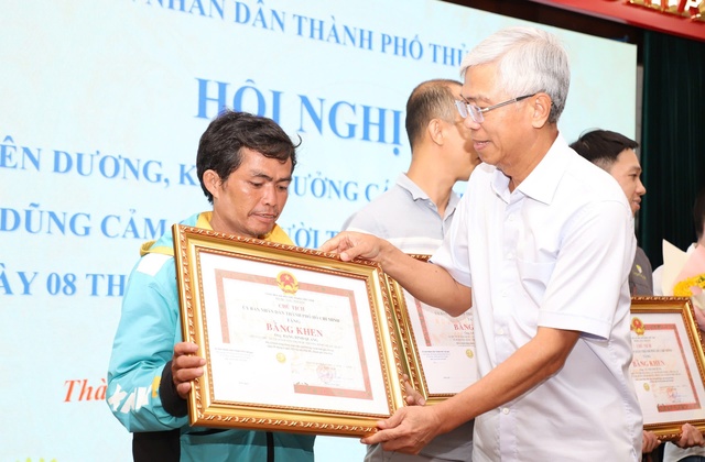 TP HCM khen thưởng 5 cá nhân dũng cảm cứu người trong vụ tai nạn cầu Phú Mỹ- Ảnh 1.