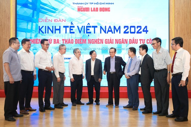 Các khách mời trao đổi bên lề Diễn đàn Kinh tế Việt Nam 2024 - Phiên thứ 3. Ảnh: HOÀNG TRIỀU