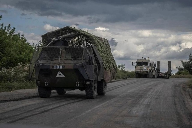 Các phương tiện quân sự của Ukraine được nhìn thấy gần biên giới Nga ở khu vực Sumy ngày 11-8. Ảnh: Reuters