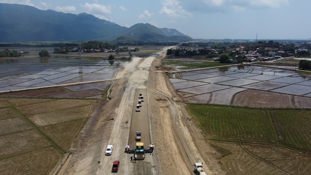 Phấn đấu đưa cao tốc Vân Phong – Nha Trang hoạt động sớm 8 tháng- Ảnh 2.