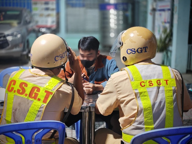 TP HCM: Công an huyện Bình Chánh tăng cường tổ công tác kiểm soát nồng độ cồn- Ảnh 3.