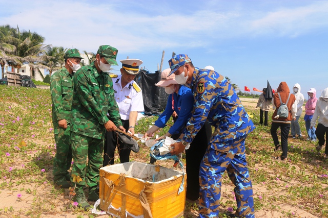 Báo Người Lao Động cùng Lữ đoàn 682 trao cờ, quà cho ngư dân và làm sạch biển- Ảnh 5.