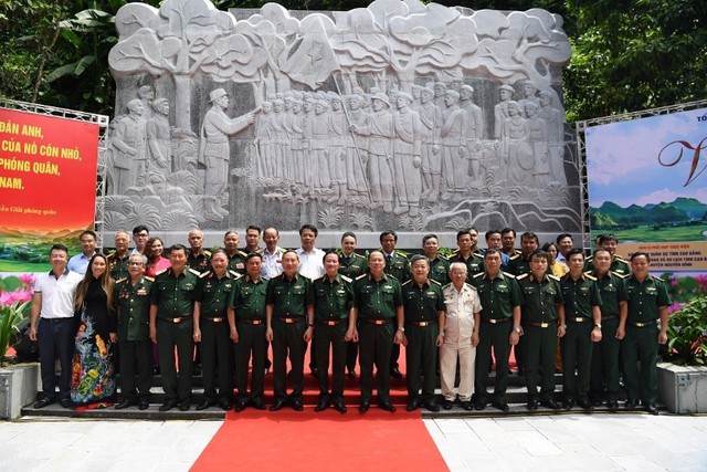 Chương trình “Về nơi khởi nguồn” diễn ra trong không khí hết sức trang nghiêm với lòng biết ơn, tự  hào qua những câu chuyện xúc động, oai hùng được kể từ các tướng lĩnh