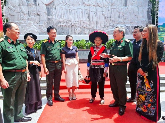 Chị Vũ Phương Thanh (bên phải), đại diện Công ty Tân Hiệp Phát hào hứng nghe các câu chuyện kể về truyền thống quân đội nhân dân anh hùng