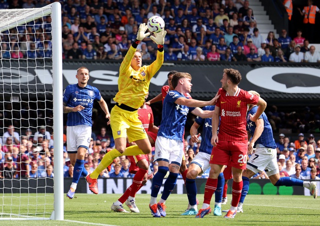 Thắng dễ tân binh Ipswich Town, Liverpool lên ngôi đầu Ngoại hạng Anh- Ảnh 5.