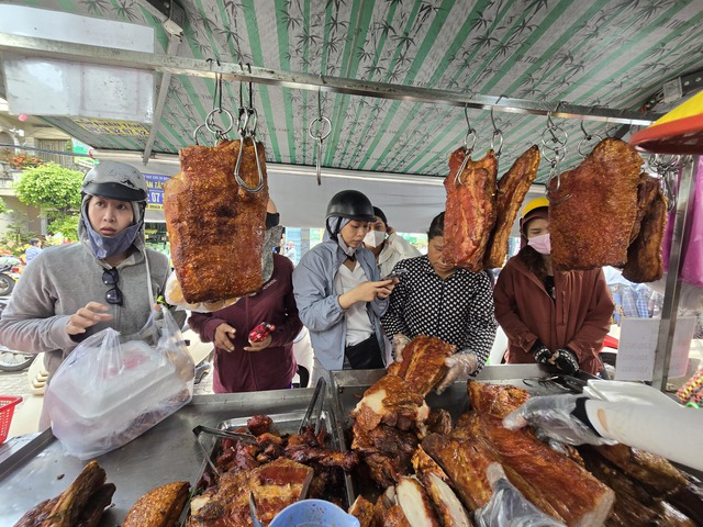 Heo quay, vịt quay cháy hàng trong ngày cúng cô hồn lớn nhất năm- Ảnh 11.