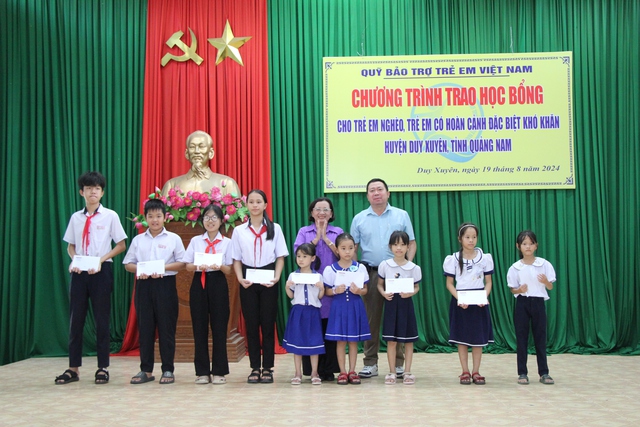 50 suất kinh phí hỗ trợ học tập tặng học sinh khó khăn ở Duy Xuyên- Ảnh 7.