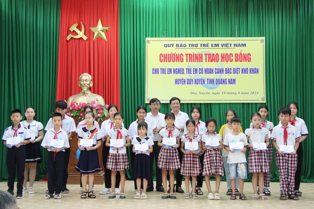 50 suất kinh phí hỗ trợ học tập tặng học sinh khó khăn ở Duy Xuyên- Ảnh 9.