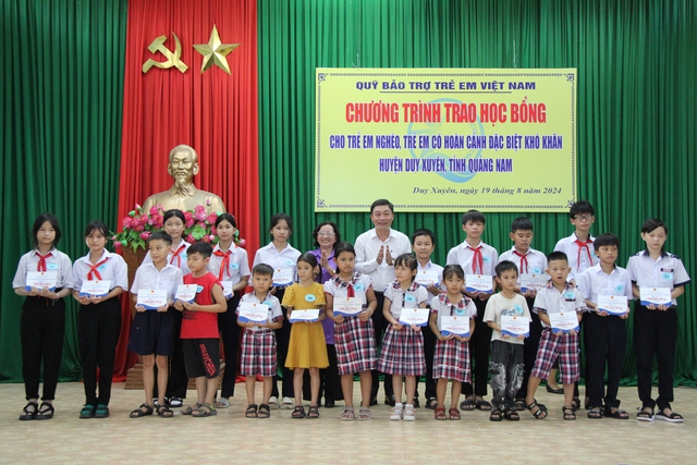 50 suất kinh phí hỗ trợ học tập tặng học sinh khó khăn ở Duy Xuyên- Ảnh 11.