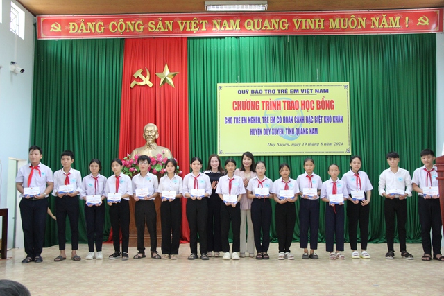 50 suất kinh phí hỗ trợ học tập tặng học sinh khó khăn ở Duy Xuyên- Ảnh 10.