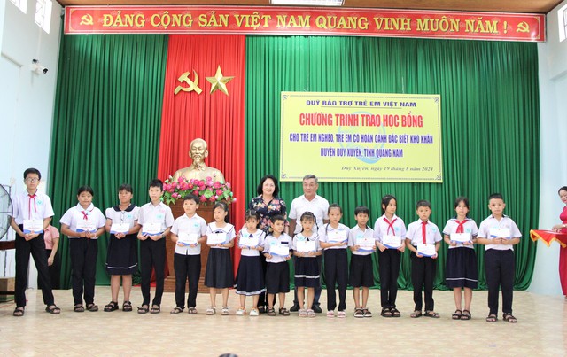 50 suất kinh phí hỗ trợ học tập tặng học sinh khó khăn ở Duy Xuyên- Ảnh 1.