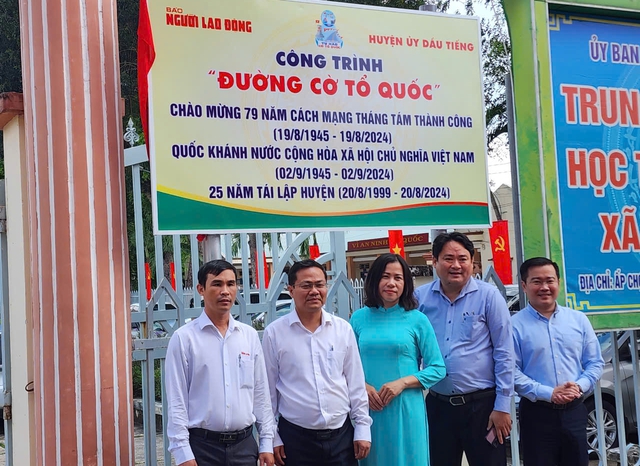 Cờ Tổ quốc tung bay trên đường hoa vàng rực rỡ ở Bình Dương- Ảnh 2.