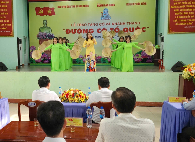 Cờ Tổ quốc tung bay trên đường hoa vàng rực rỡ ở Bình Dương- Ảnh 6.