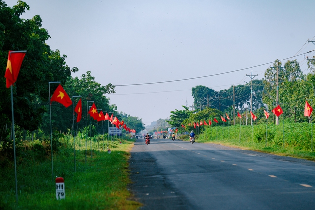 Cờ Tổ quốc tung bay trên tuyến đường dẫn vào di tích lịch sử ở Tây Ninh- Ảnh 3.