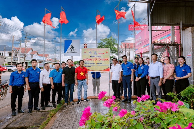 Cờ Tổ quốc tung bay trên tuyến đường dẫn vào di tích lịch sử ở Tây Ninh- Ảnh 1.