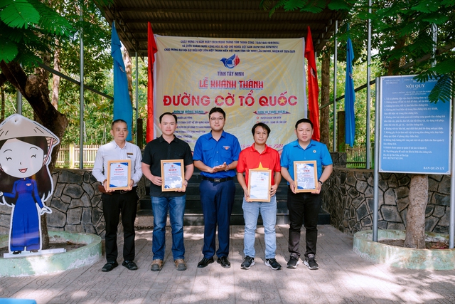 Cờ Tổ quốc tung bay trên tuyến đường dẫn vào di tích lịch sử ở Tây Ninh- Ảnh 2.