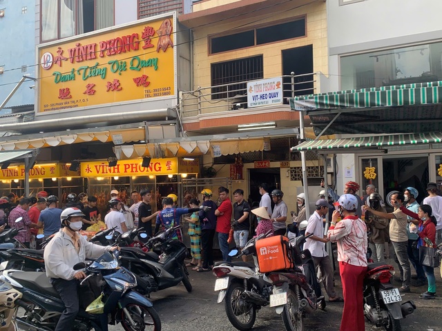 Heo quay, vịt quay cháy hàng trong ngày cúng cô hồn lớn nhất năm- Ảnh 5.