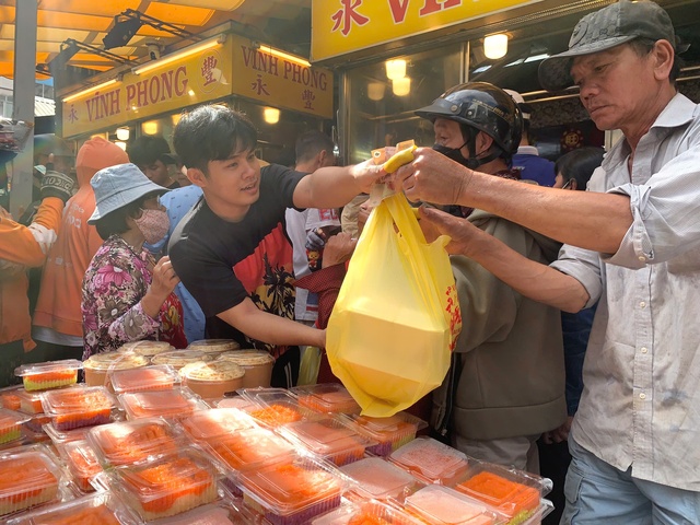 Heo quay, vịt quay cháy hàng trong ngày cúng cô hồn lớn nhất năm- Ảnh 7.