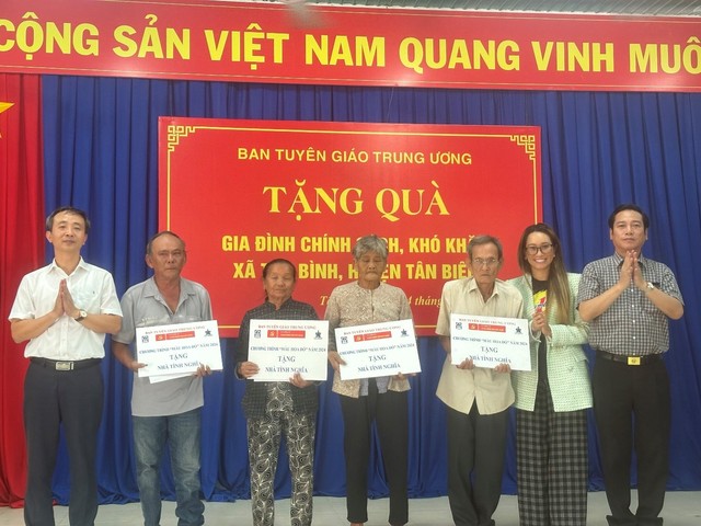 Bà Vũ Phương Thanh - đại diện Công ty Tân Hiệp Phát cùng ông Nguyễn Công Dũng - Tổng Biên tập Báo điện tử Đảng Cộng sản Việt Nam trao tặng chi phí xây nhà tình nghĩa cho các gia đình chính sách tại huyện Tân Biên, Tây Ninh