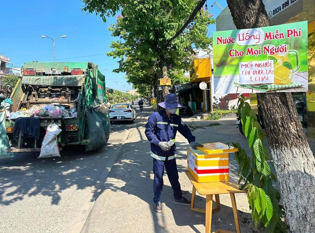 “Thùng nước nghĩa tình” giúp người đi đường qua cơn khát