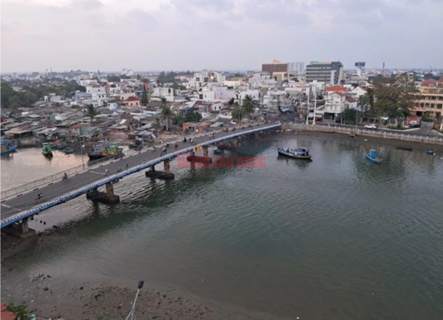 Du lịch "chui" bằng tàu cá trên sông Cà Ty- Ảnh 2.