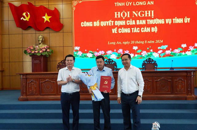 Long An chỉ định, bổ nhiệm, điều động nhiều cán bộ chủ chốt- Ảnh 2.