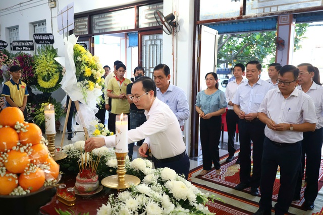 Lãnh đạo Cần Thơ, An Giang và nhiều học sinh, sinh viên đến viếng GS-TS Võ Tòng Xuân- Ảnh 3.