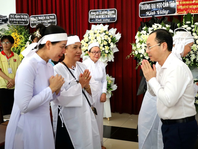 Lãnh đạo Cần Thơ, An Giang và nhiều học sinh, sinh viên đến viếng GS-TS Võ Tòng Xuân- Ảnh 5.