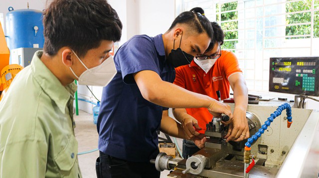 Sinh viên Trường Cao đẳng FPT Polytechnic thực hành nghề nghiệp tại doanh nghiệp